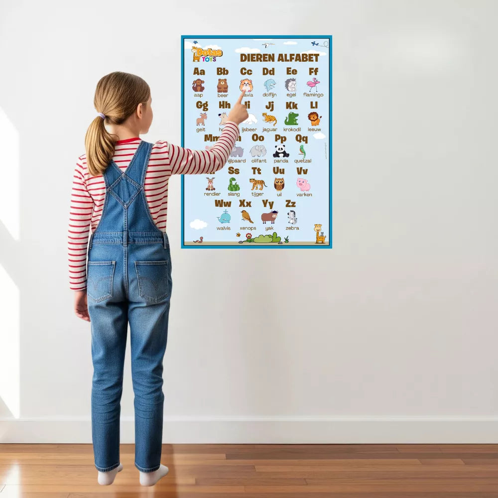 Kind leert letters met DotasToys Dieren Alfabet poster aan de muur