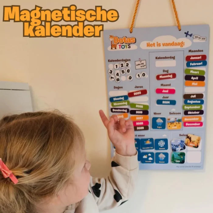 Kind wijst naar DotasToys magnetische kalender dagplanner met dagen, maanden, jaren, weer en seizoenen