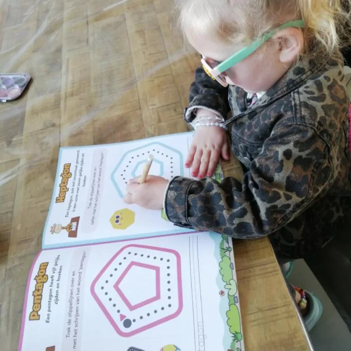 Peuter oefent vormen en fijne motoriek met het DotasToys werkboek vormen oefenen