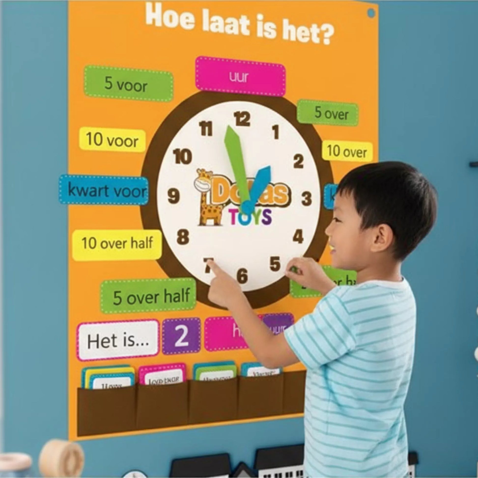 ind oefent klokkijken met de DotasToys vilten oefenklok met draaibare wijzers en klittenbandkaartjes