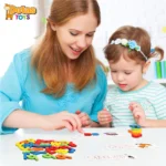 Moeder en kind spelen samen met DotasToys Nederlandse woordjes – educatief speelgoed voor taalontwikkeling en fijne motoriek.