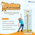 DotasToys Groeimeter specificaties met springend kind: sterk papier, ophangkoord, zware uiteinden, geschikt voor 1-8 jaar, uniek DotasToys ontwerp met giraf mascotte