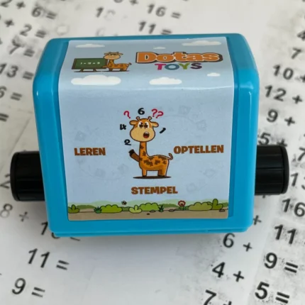 DotasToys Optellen Stempel met Dotas de Giraf op blauwe stempelhouder, getoond op rekenblad met sommen