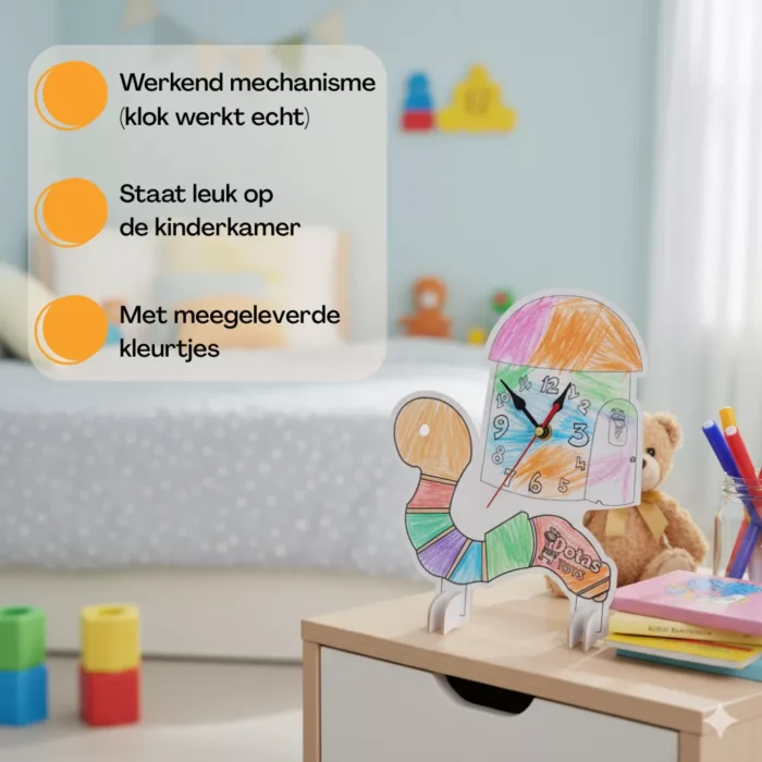 Kinderklok Knutselset voordelen: werkend mechanisme, kinderkamer decoratie, meegeleverde kleurtjes - gekleurde klok op bureau met speelgoed